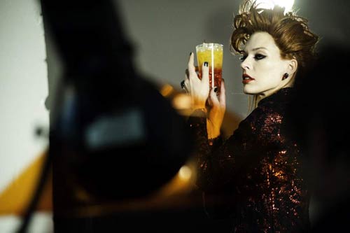 'महाविनाश' के कंसेप्ट पर मिला का 'सुपर अवतार' |  बिकनी मॉडल्‍स