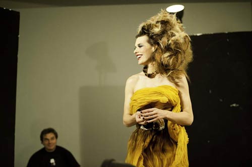 'महाविनाश' के कंसेप्ट पर मिला का 'सुपर अवतार' |  बिकनी मॉडल्‍स