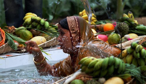 श्रद्धालुओं ने दिया अस्ताचलगामी सूर्य को अर्घ्‍य