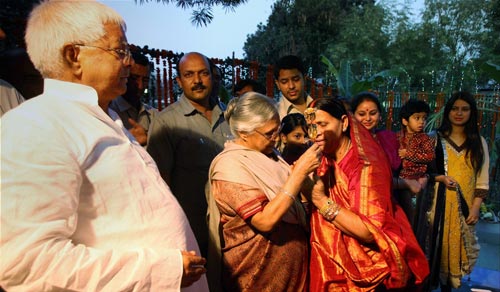 श्रद्धालुओं ने दिया अस्ताचलगामी सूर्य को अर्घ्‍य