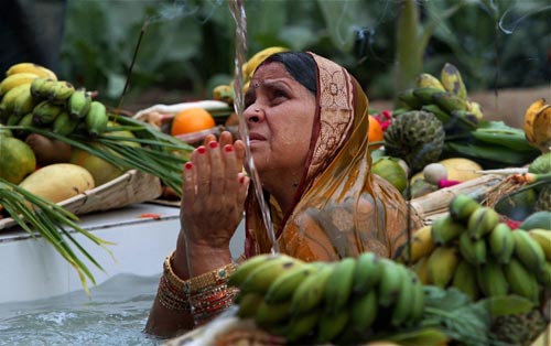 श्रद्धालुओं ने दिया अस्ताचलगामी सूर्य को अर्घ्‍य