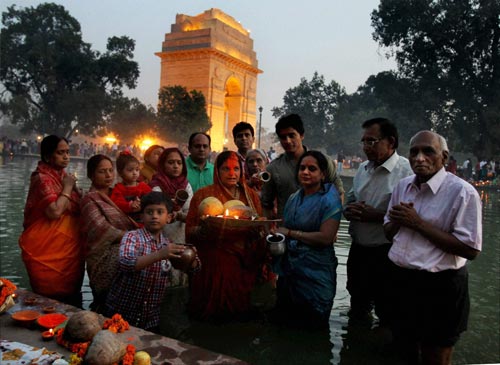 श्रद्धालुओं ने दिया अस्ताचलगामी सूर्य को अर्घ्‍य