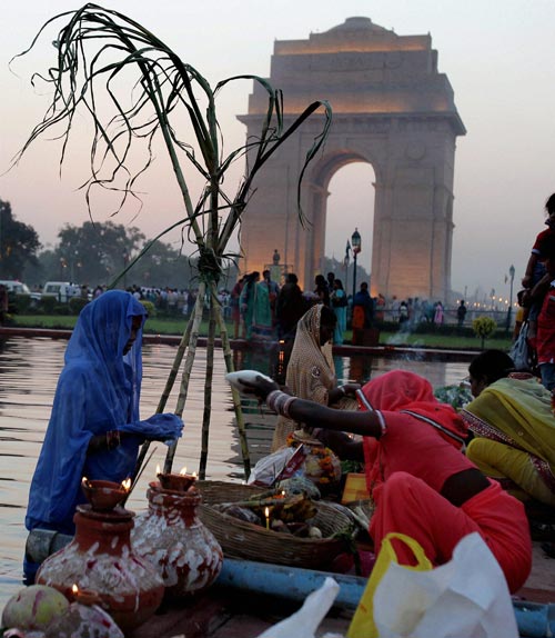 श्रद्धालुओं ने दिया अस्ताचलगामी सूर्य को अर्घ्‍य