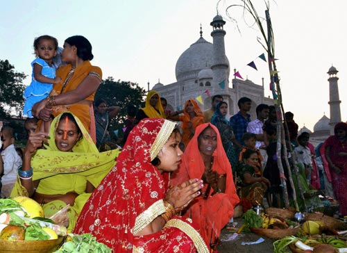 श्रद्धालुओं ने दिया अस्ताचलगामी सूर्य को अर्घ्‍य