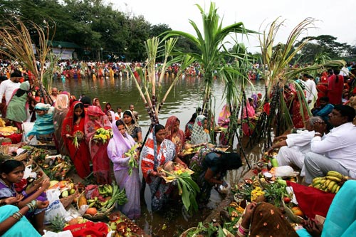 श्रद्धालुओं ने दिया अस्ताचलगामी सूर्य को अर्घ्‍य