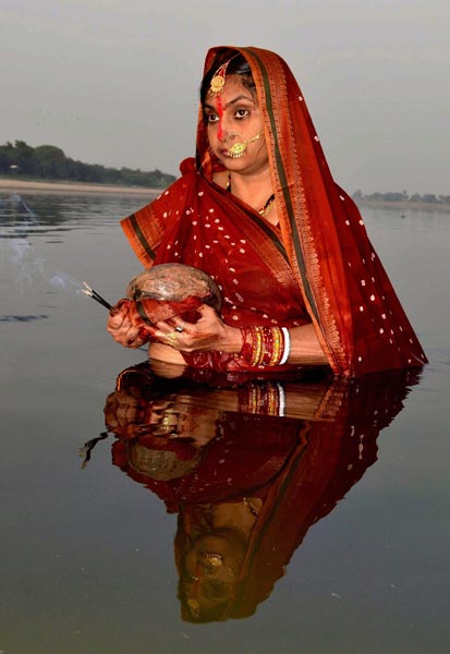 श्रद्धालुओं ने दिया अस्ताचलगामी सूर्य को अर्घ्‍य