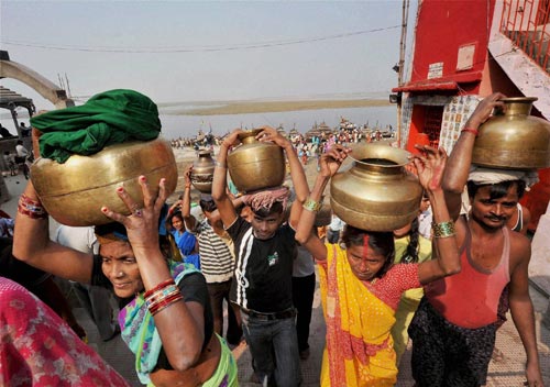 श्रद्धालुओं ने दिया अस्ताचलगामी सूर्य को अर्घ्‍य