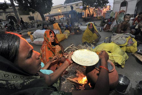 श्रद्धालुओं ने दिया अस्ताचलगामी सूर्य को अर्घ्‍य