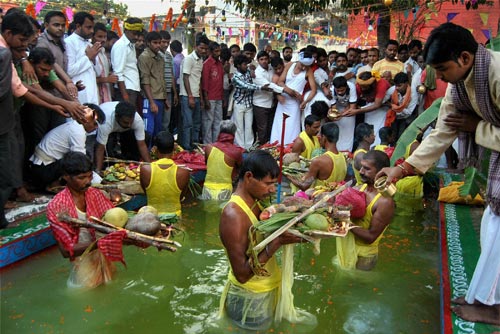 श्रद्धालुओं ने दिया अस्ताचलगामी सूर्य को अर्घ्‍य