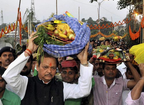 श्रद्धालुओं ने दिया अस्ताचलगामी सूर्य को अर्घ्‍य