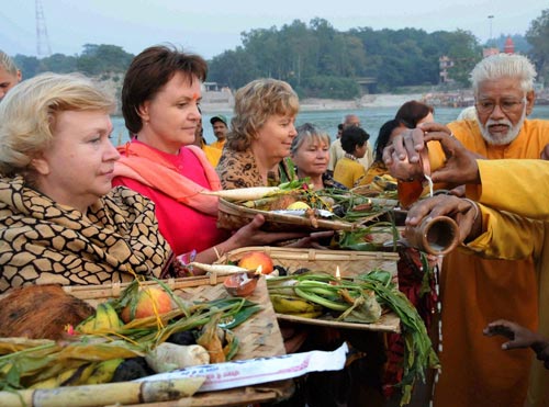 श्रद्धालुओं ने दिया अस्ताचलगामी सूर्य को अर्घ्‍य