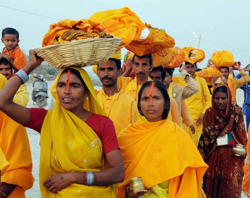 श्रद्धालुओं ने दिया अस्ताचलगामी सूर्य को अर्घ्‍य