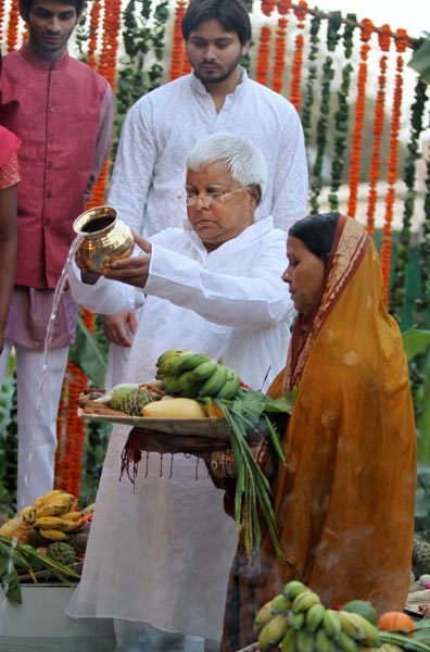 श्रद्धालुओं ने दिया अस्ताचलगामी सूर्य को अर्घ्‍य