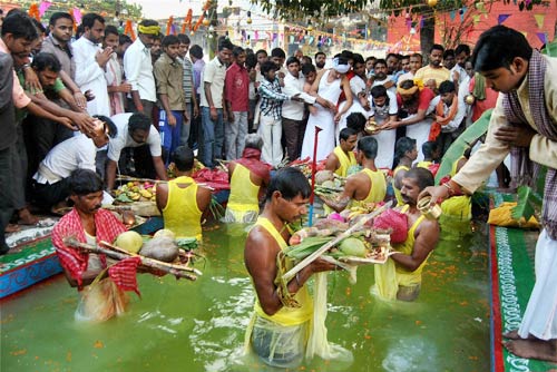 तस्वीरों में देखें सूर्योपासना का महापर्व छठ | फोटो