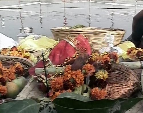 श्रद्धालुओं ने दिया अस्ताचलगामी सूर्य को अर्घ्‍य