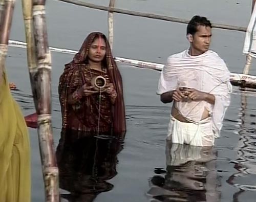 श्रद्धालुओं ने दिया अस्ताचलगामी सूर्य को अर्घ्‍य