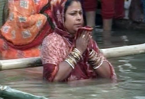 श्रद्धालुओं ने दिया अस्ताचलगामी सूर्य को अर्घ्‍य