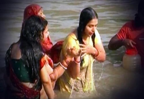 श्रद्धालुओं ने दिया अस्ताचलगामी सूर्य को अर्घ्‍य