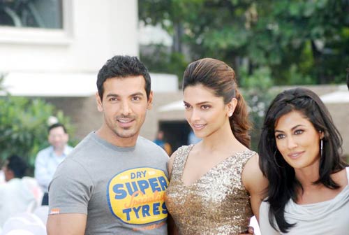 देसी ब्‍वॉयज के संग देसी गर्ल्‍स...। देसी ब्वॉयज