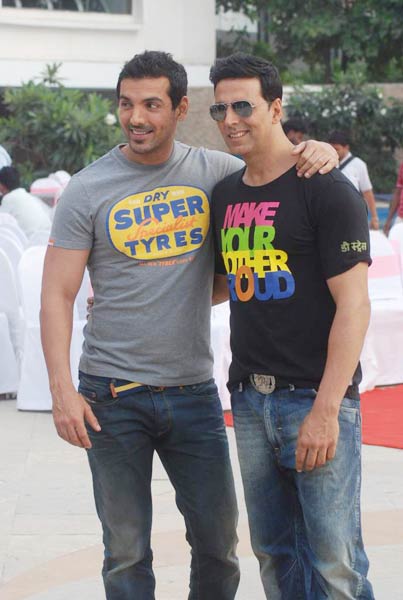 देसी ब्‍वॉयज के संग देसी गर्ल्‍स...। देसी ब्वॉयज