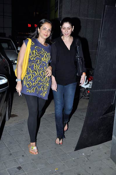 देसी ब्वॉयज की पार्टी में सुंदरियां | बोल्‍ड होती बालाएं... 