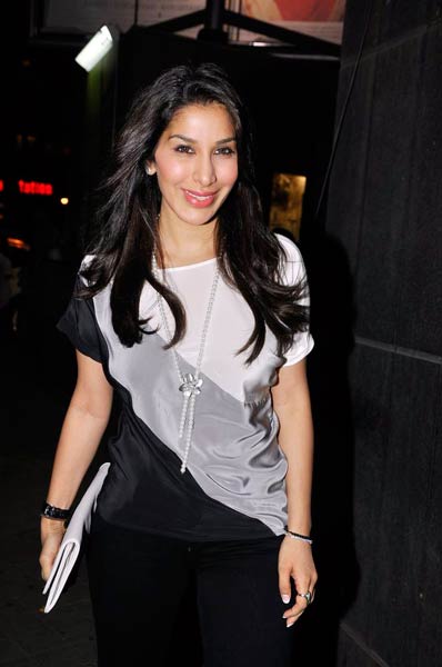 देसी ब्वॉयज की पार्टी में सुंदरियां | बोल्‍ड होती बालाएं... 