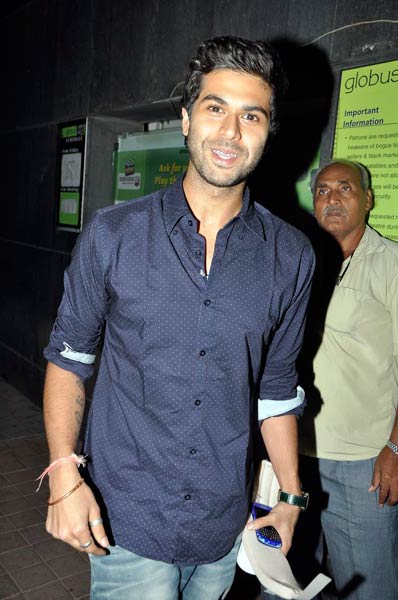 देसी ब्वॉयज की पार्टी में सुंदरियां | बोल्‍ड होती बालाएं... 