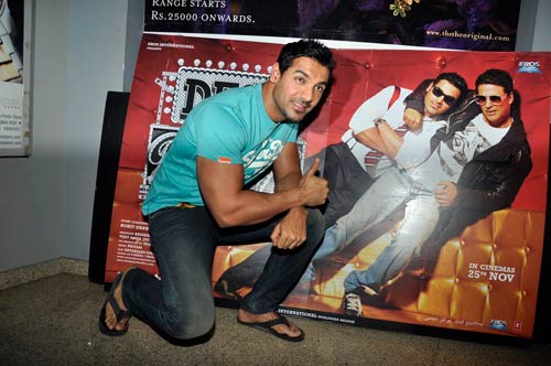 देसी ब्वॉयज की पार्टी में सुंदरियां | बोल्‍ड होती बालाएं... 