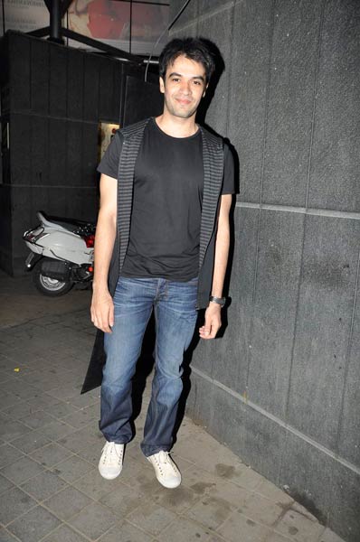 देसी ब्वॉयज की पार्टी में सुंदरियां | बोल्‍ड होती बालाएं... 