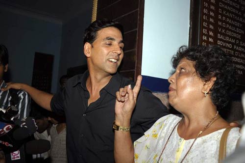 फिल्म 'देसी ब्वॉयज' के प्रोमोशन में जुटे अक्षय...| हिट जोड़ी