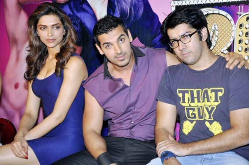 फिल्‍म 'देसी ब्‍वॉयज' का म्‍यूजिक लॉन्‍च...   | ये है जलवा