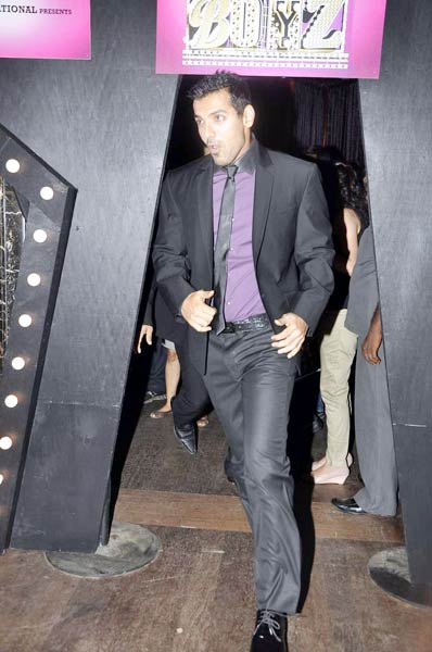 फिल्‍म 'देसी ब्‍वॉयज' का म्‍यूजिक लॉन्‍च...   | ये है जलवा