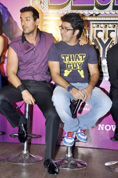 फिल्‍म 'देसी ब्‍वॉयज' का म्‍यूजिक लॉन्‍च...   | ये है जलवा