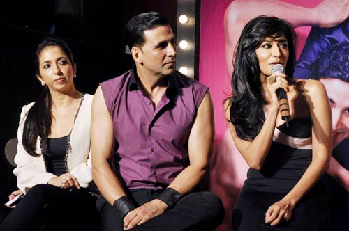 फिल्‍म 'देसी ब्‍वॉयज' का म्‍यूजिक लॉन्‍च...   | ये है जलवा