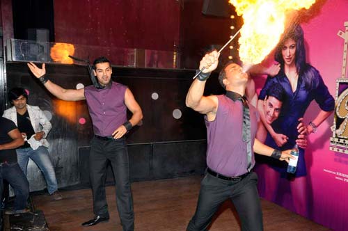 फिल्‍म 'देसी ब्‍वॉयज' का म्‍यूजिक लॉन्‍च...   | ये है जलवा