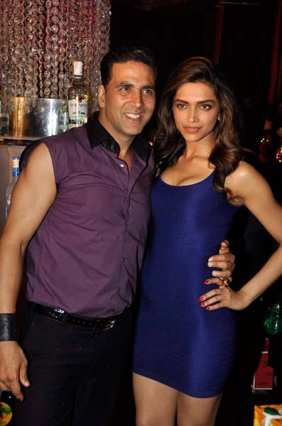 फिल्‍म 'देसी ब्‍वॉयज' का म्‍यूजिक लॉन्‍च...   | ये है जलवा