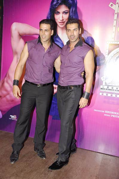 फिल्‍म 'देसी ब्‍वॉयज' का म्‍यूजिक लॉन्‍च...   | ये है जलवा