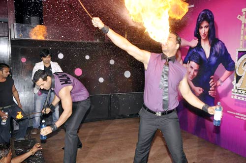 फिल्‍म 'देसी ब्‍वॉयज' का म्‍यूजिक लॉन्‍च...   | ये है जलवा