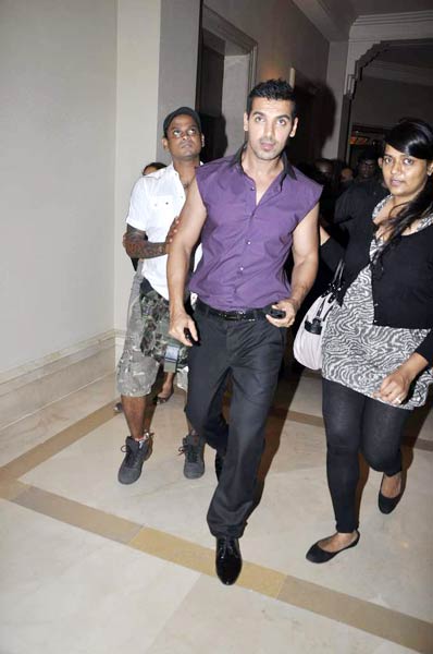 फिल्‍म 'देसी ब्‍वॉयज' का म्‍यूजिक लॉन्‍च...   | ये है जलवा