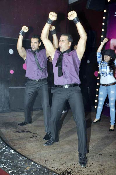 फिल्‍म 'देसी ब्‍वॉयज' का म्‍यूजिक लॉन्‍च...   | ये है जलवा