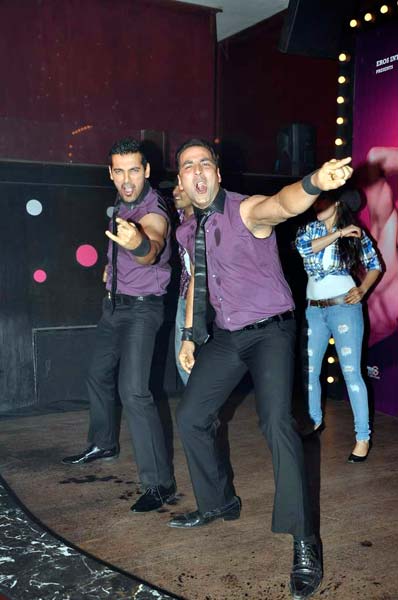 फिल्‍म 'देसी ब्‍वॉयज' का म्‍यूजिक लॉन्‍च...   | ये है जलवा