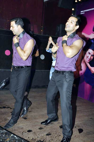 फिल्‍म 'देसी ब्‍वॉयज' का म्‍यूजिक लॉन्‍च...   | ये है जलवा