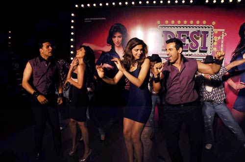 फिल्‍म 'देसी ब्‍वॉयज' का म्‍यूजिक लॉन्‍च...   | ये है जलवा