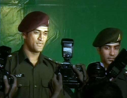 लेफ्टिनेंट कर्नल बन गए धोनी | धोनी पर विशेष