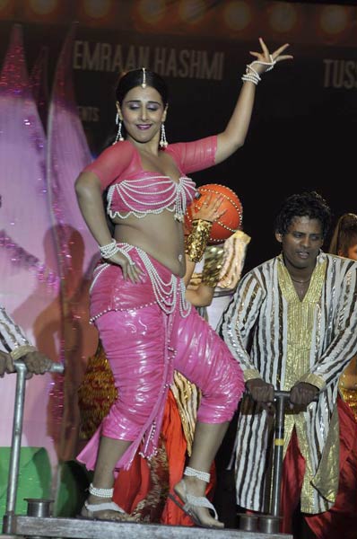 म्‍यूजिक लॉन्‍च पर विद्या के ठुमके | डर्टी पिक्‍चर का फर्स्‍ट लुक