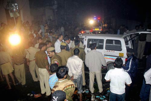 तस्‍वीरों में देखें दिल्‍ली में लगी भयंकर आग