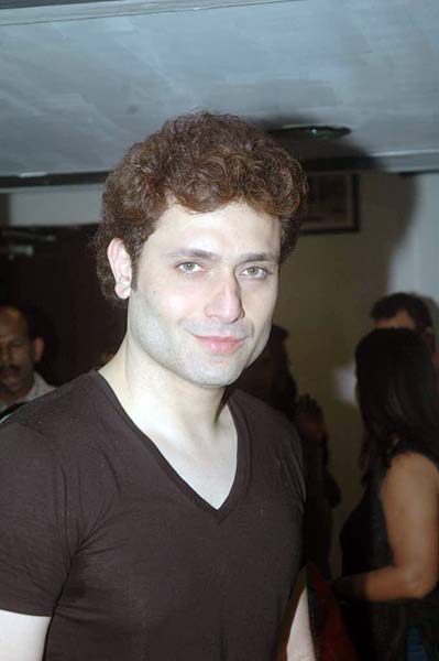 'घोस्ट' से डराने को तैयार हैं शाइनी-सयाली  | बिकनी ब्रिगेड में सयाली