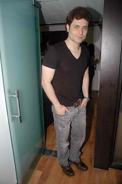 'घोस्ट' से डराने को तैयार हैं शाइनी-सयाली  | बिकनी ब्रिगेड में सयाली