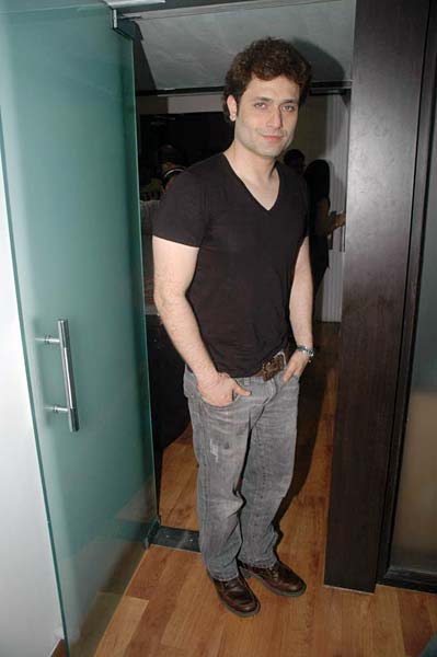 'घोस्ट' से डराने को तैयार हैं शाइनी-सयाली  | बिकनी ब्रिगेड में सयाली