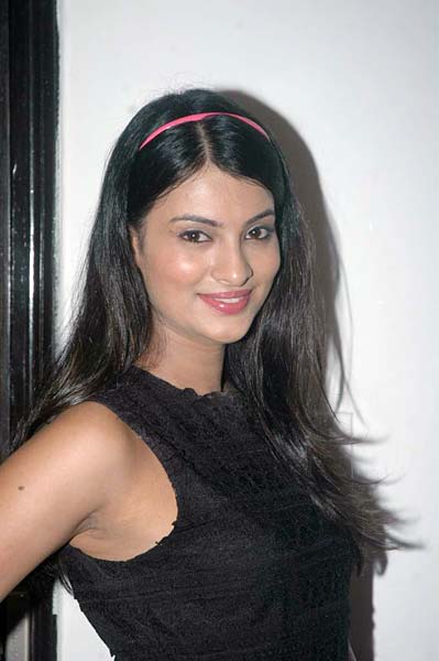 'घोस्ट' से डराने को तैयार हैं शाइनी-सयाली  | बिकनी ब्रिगेड में सयाली